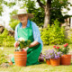 seniorka pracująca w ogrodzie