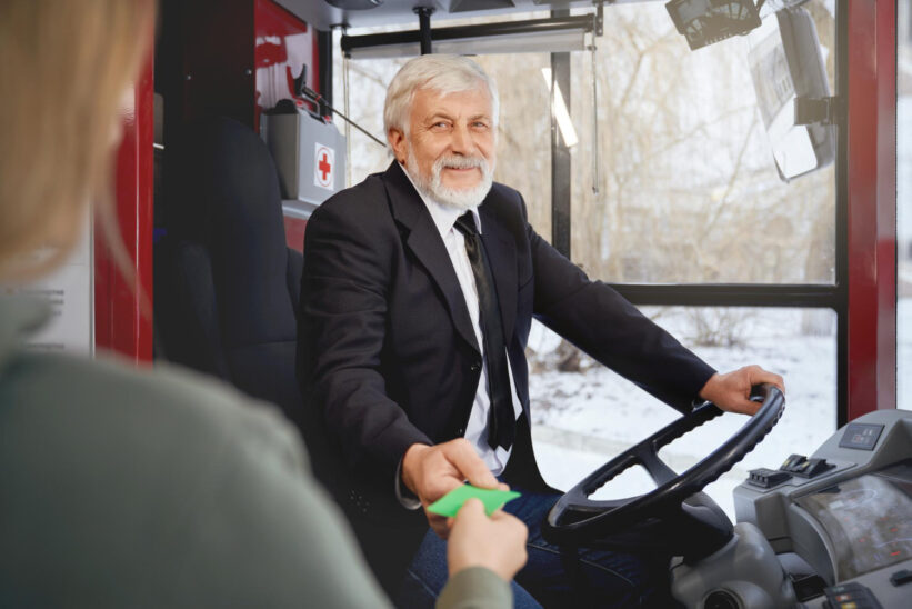 senior kierowca autobusu 