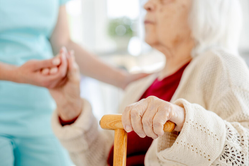 seniorka z opiekunką