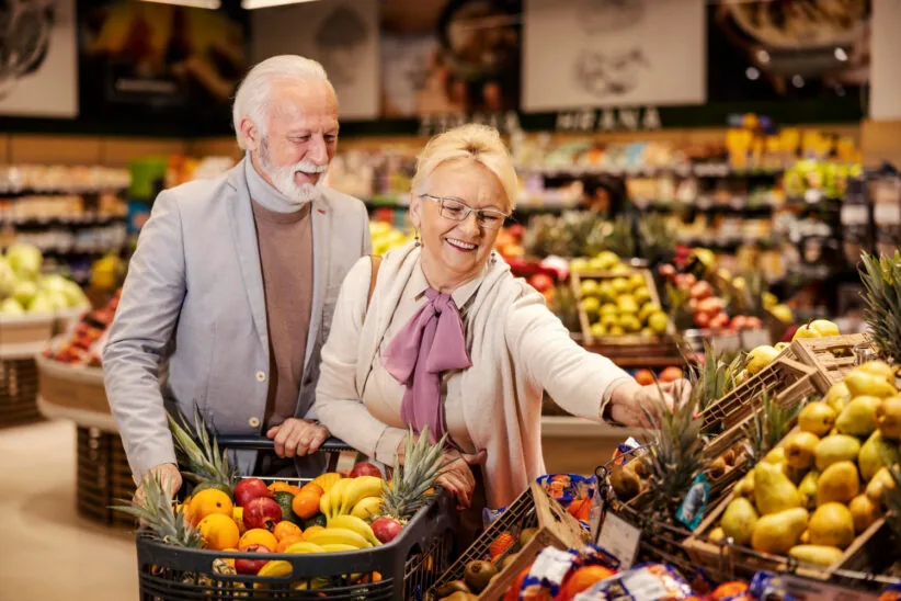 para seniorów w sklepie spożywczym, wybierają warzywa 
