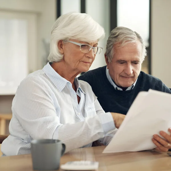 para seniorów czytająca dokumenty