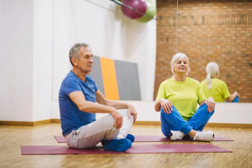 ćwiczący seniorzy 