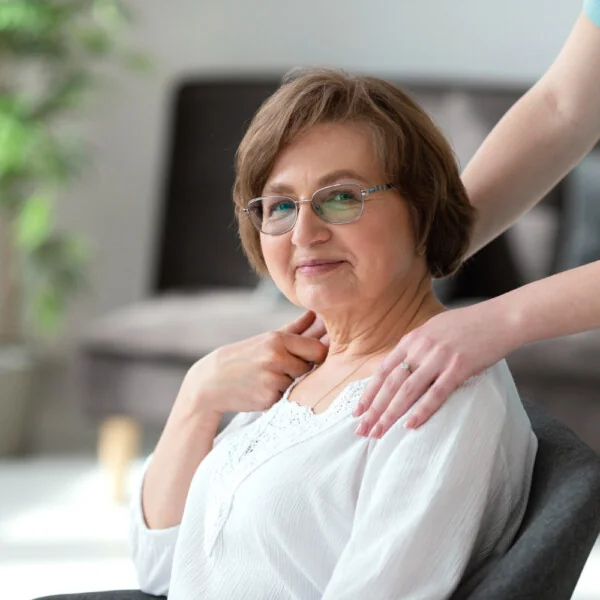 starsza kobieta z opiekunką