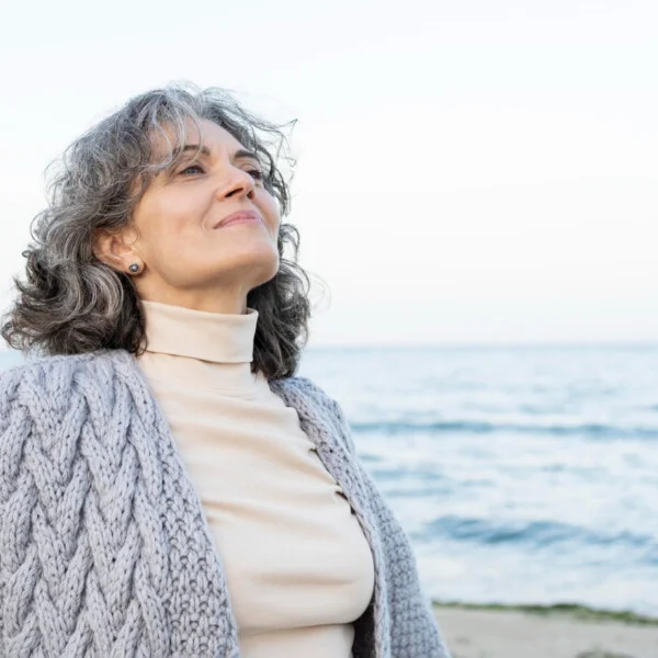 kobieta oddyacha głęboko