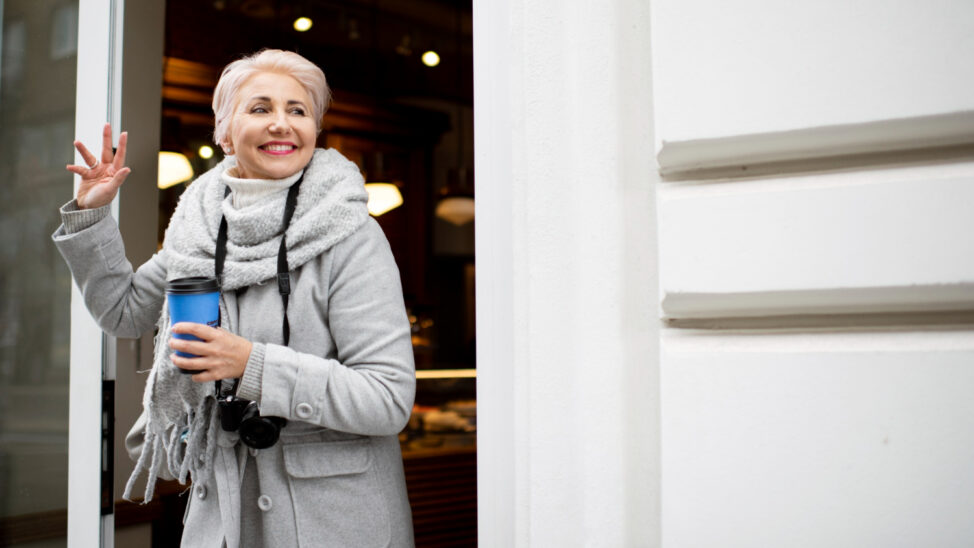 seniorka na mieście z kubkiem kawy