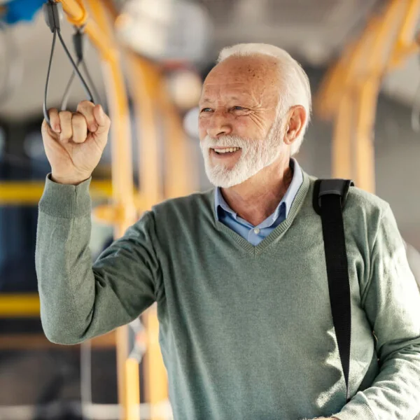 senior jadący autobusem