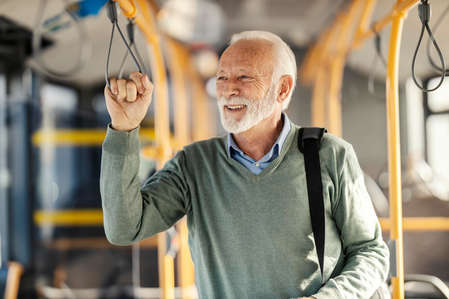 senior jadący autobusem