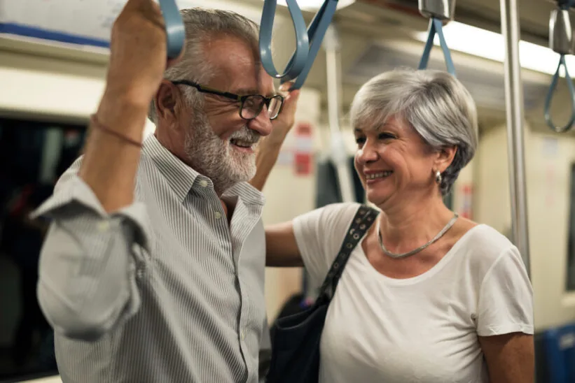 para seniorów korzysta z komunikacji miejskiej