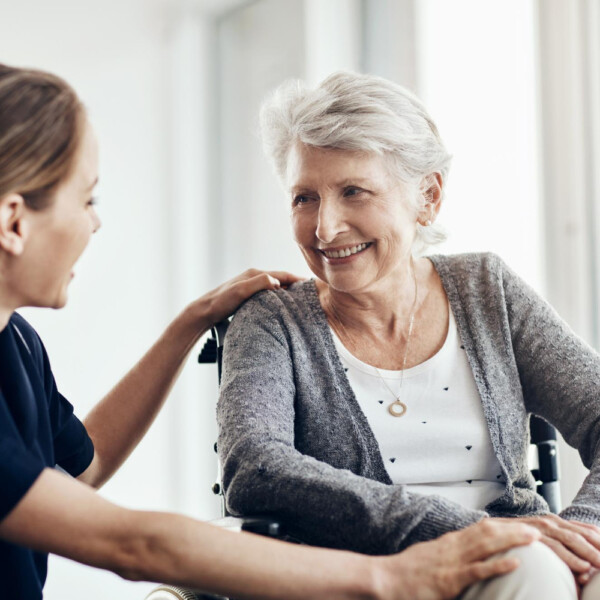 seniorka na wózku z opiekunką