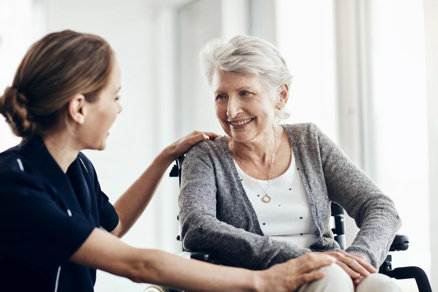 seniorka na wózku z opiekunką
