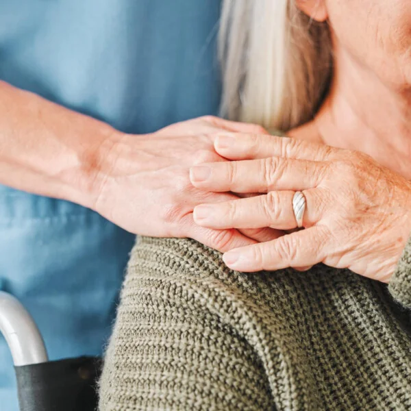 zbliżenie na dłoń opiekunki seniorki