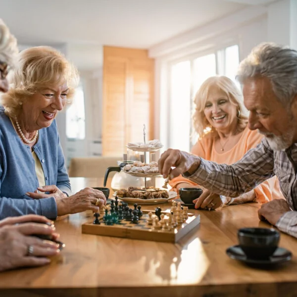 grupa seniorów spędza czas razem
