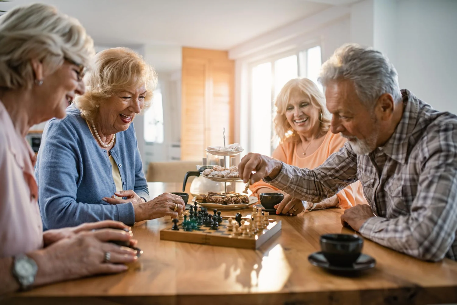 grupa seniorów spędza czas razem
