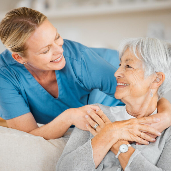 seniorka z opiekunką