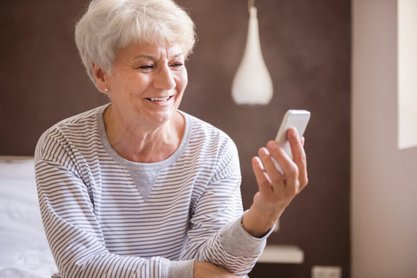 seniorka korzystająca ze smartfona 