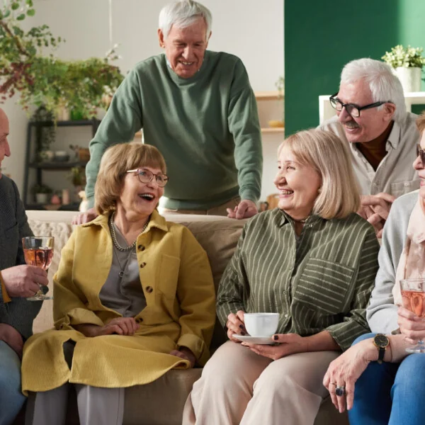 grupa seniorów w domu