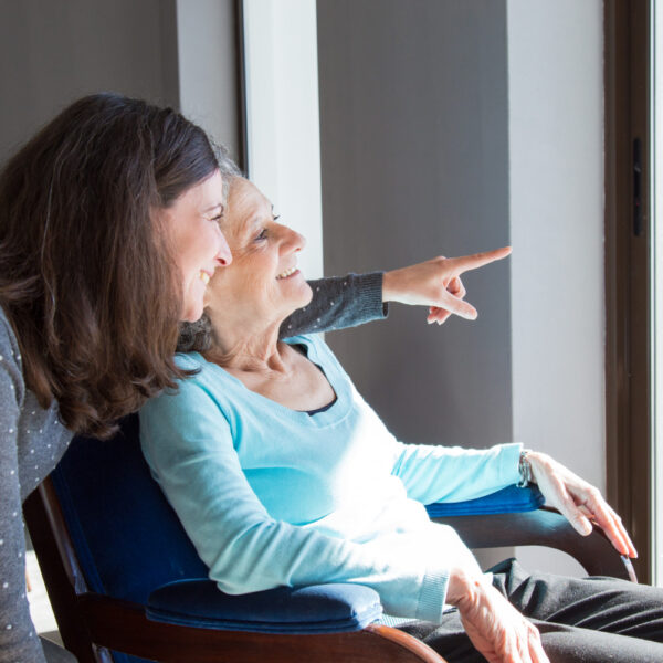 seniorka z opiekunką przy oknie