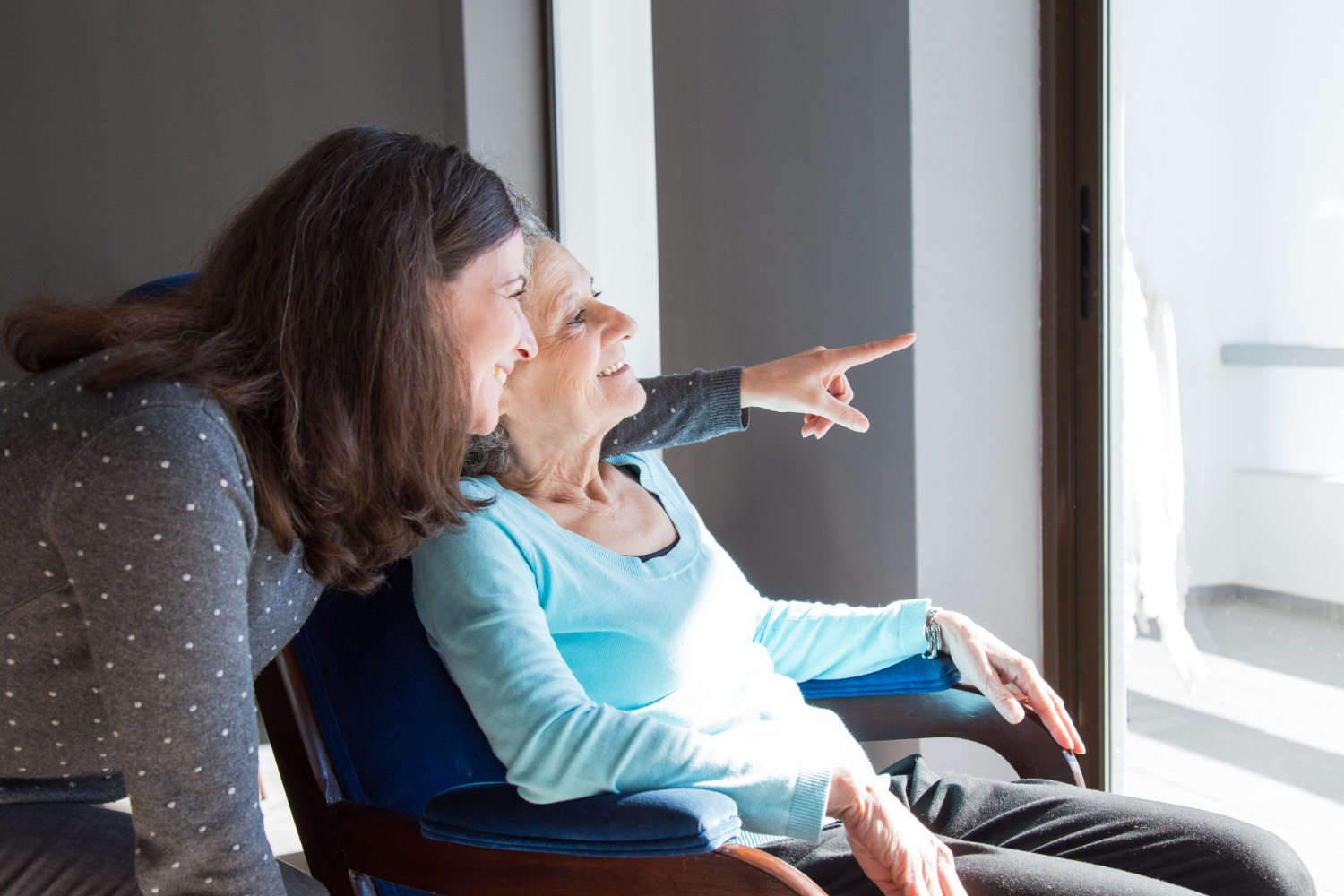 seniorka z opiekunką przy oknie