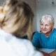 Rozmowa seniorki z opiekunką podczas konsultacji i wsparcia w codziennej opiece