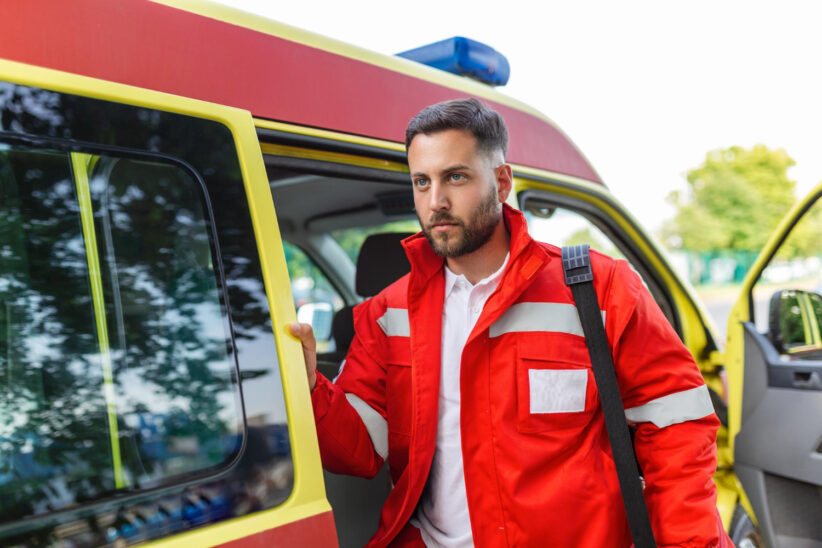 Ratownik medyczny przy ambulansie