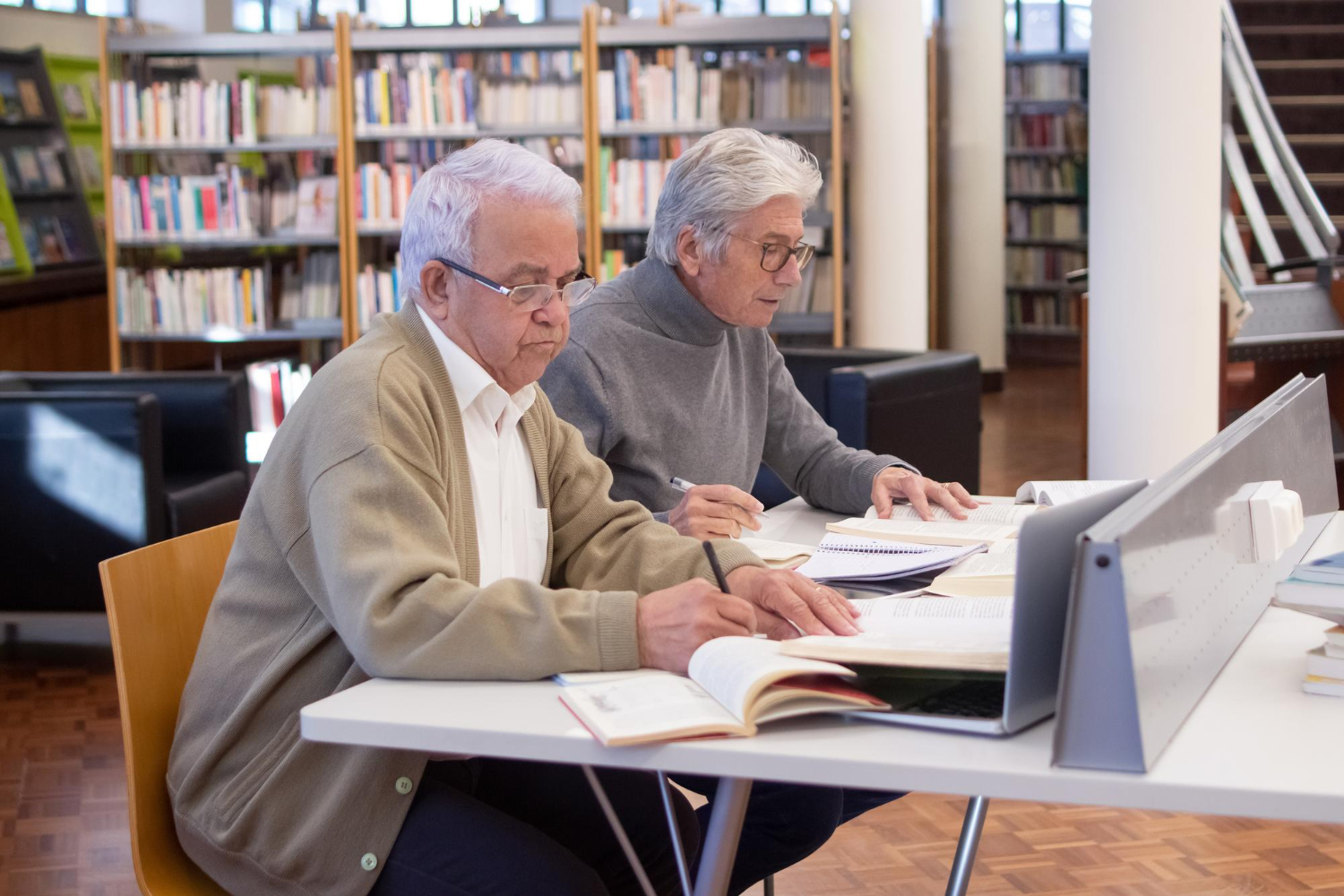 seniorzy w bibliotece