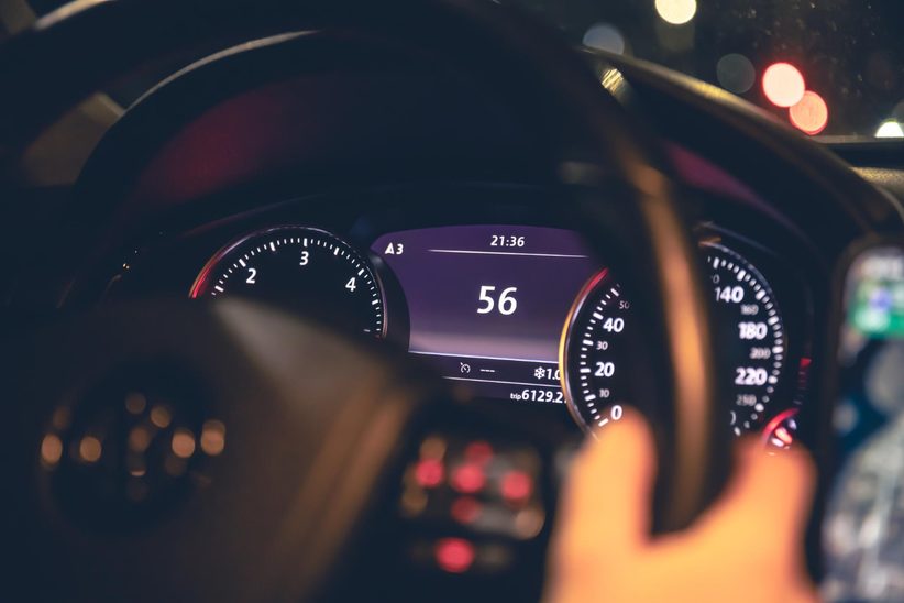 Licznik samochodowy, pokazujący 56 km/h